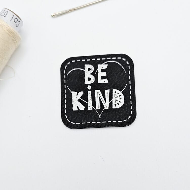Kunstlederlabel "be kind"
