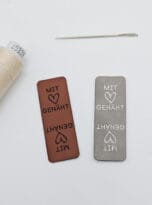 Kunstlederlabel „Knicklabel mit Herz genäht“