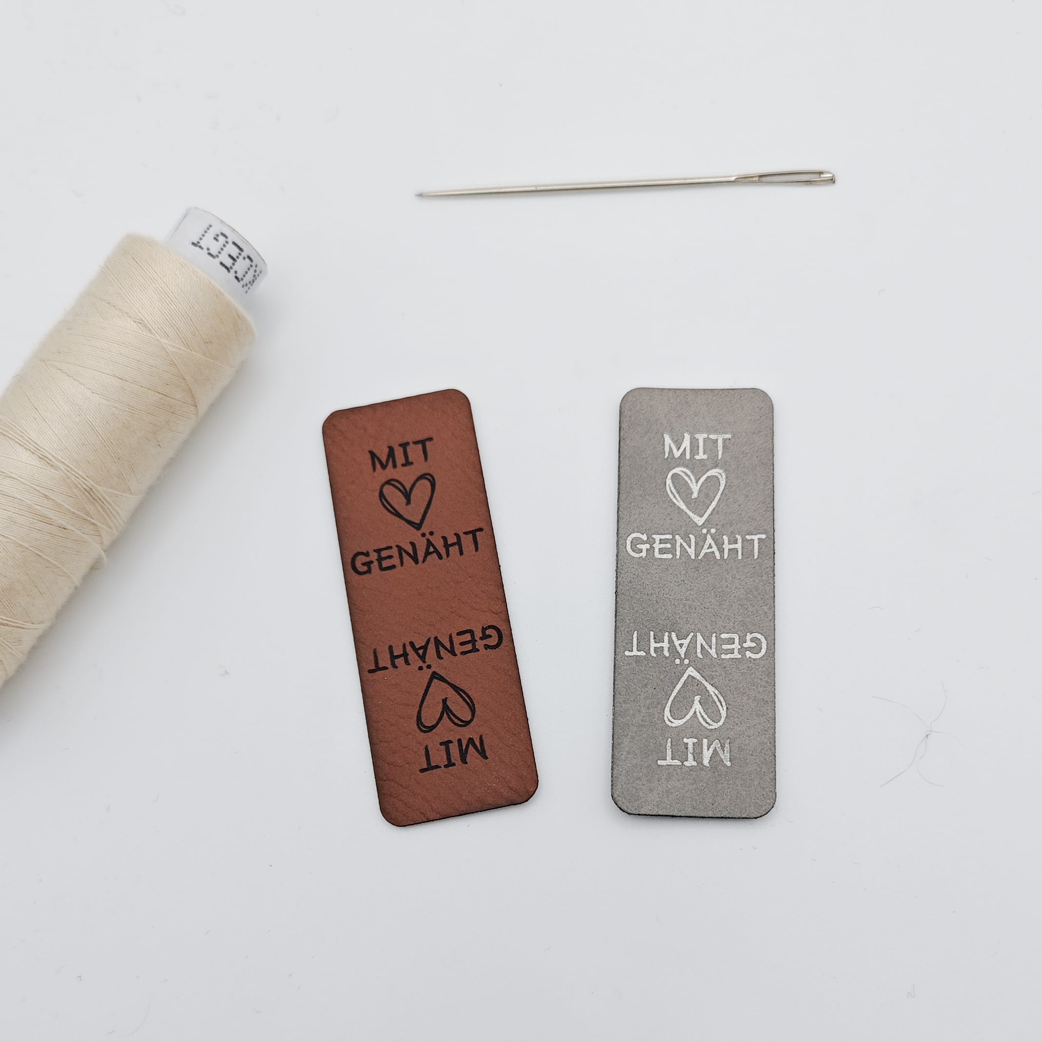Kunstlederlabel "Knicklabel mit Herz genäht" Kunstlederlabel "Knicklabel mit Herz genäht"