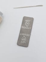 Kunstlederlabel „Knicklabel mit Herz genäht“