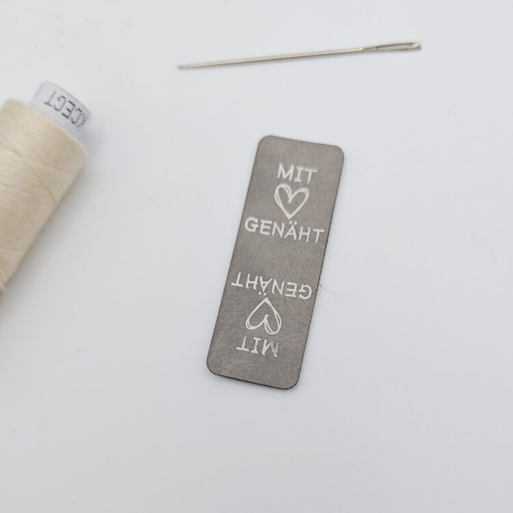 Kunstlederlabel "Knicklabel mit Herz genäht"