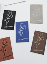 Kunstlederlabel Schmetterling auf Blume