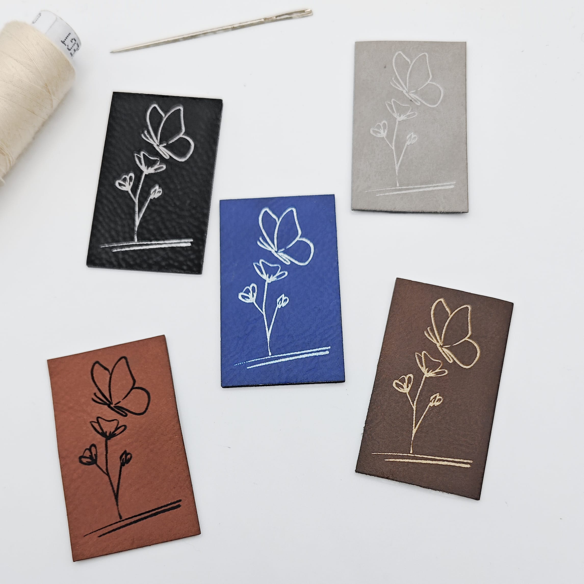Kunstlederlabel Schmetterling auf Blume Kunstlederlabel Schmetterling auf Blume