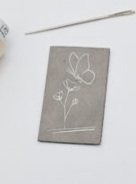 Kunstlederlabel Schmetterling auf Blume