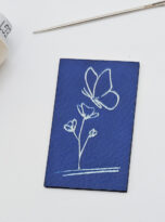 Kunstlederlabel Schmetterling auf Blume