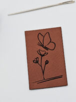 Kunstlederlabel Schmetterling auf Blume