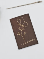 Kunstlederlabel Schmetterling auf Blume