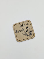 Kunstlederlabel „take a breath“