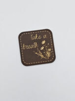 Kunstlederlabel „take a breath“