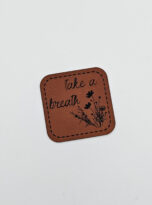 Kunstlederlabel „take a breath“