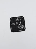 Kunstlederlabel „take a breath“