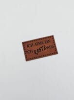 Kunstlederlabel „Ich atme ein…“